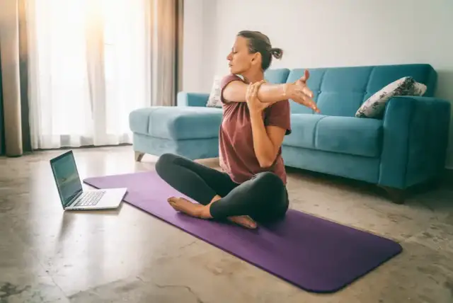 Joga w domu: Twój przewodnik po pierwszych krokach i korzyściach