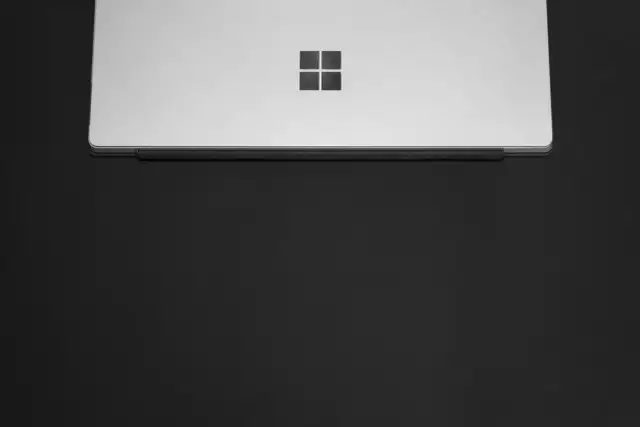 Srebrny laptop z logo Windows. Dowiedz się, jak ustawić hasło na komputer, by chronić swoje dane.