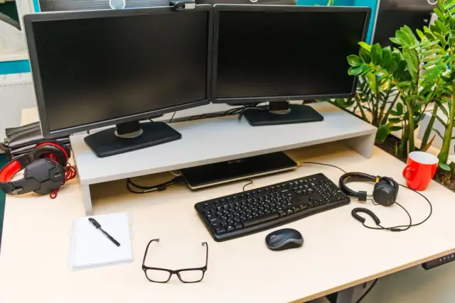 Myślę, że to świetny pomysł! Oto propozycja tytułu, która spełnia wszystkie kryteria: Dwa monitory: Zwiększ produktywność. Poradnik konfiguracji i ergonomii