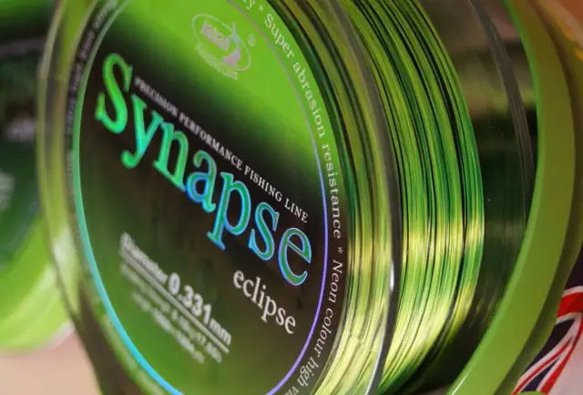 Jaka żyłka karpiowa do dalekich rzutów? Zielona żyłka Synapse Eclipse, 0.331mm, z napisem "Super abrasion resistance", idealna na długie dystanse.