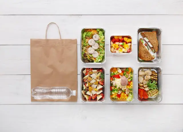 Catering: Rodzaje, zalety, wady i jak wybrać idealną dietę pudełkową
