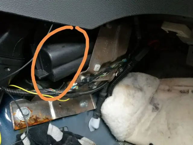 Widok na wnętrze Ford Focus MK2, widoczne kanały odpływowe, przewody i elementy mocujące.