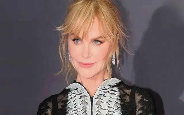 Blondynka z grzywką hollywoodzką, w eleganckiej sukni, z błyszczącymi kolczykami.