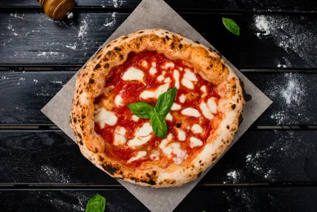 Czy pizzę piec na papierze do pieczenia? Sprawdź wady i zalety