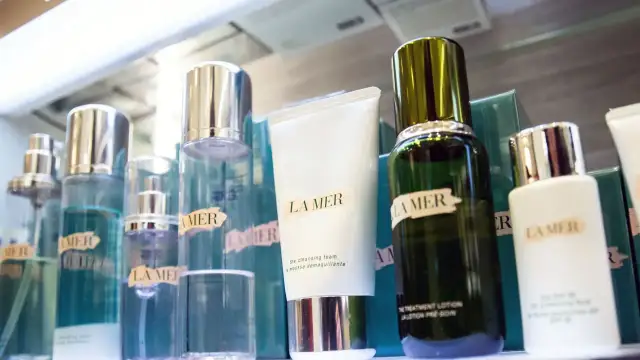 La Mer Kosmetikprodukte in Flaschen und Tuben, darunter eine weiße Tube und eine grüne Flasche.