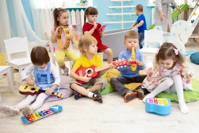Dzieci grają na instrumentach w przedszkolu. Czy przedszkola są płatne? Ta radosna lekcja muzyki sugeruje, że warto!