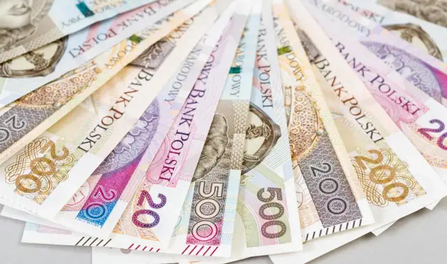 Złotówki ułożone wachlarzowo. Widoczne nominały 200 i 500 zł. Idealne, gdy szukasz miejsca, gdzie dają pożyczki każdemu.