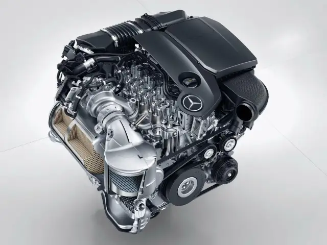 Mercedes-Benz Sprinter Motor mit Turbolader und Riemenantrieb.