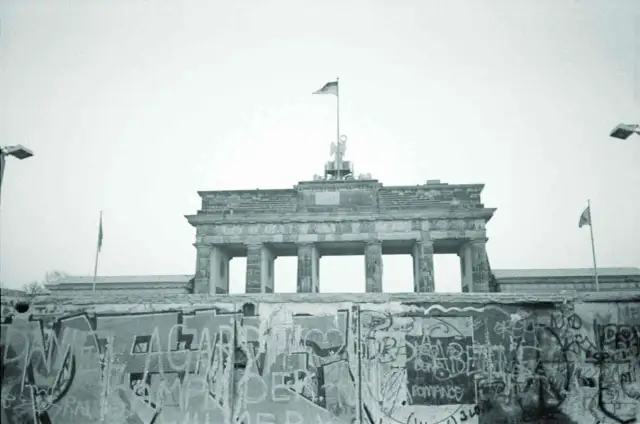 Brama Brandenburska nad murem berlińskim, symbolem podziału miasta od momentu, kiedy wybudowano mur berliński.