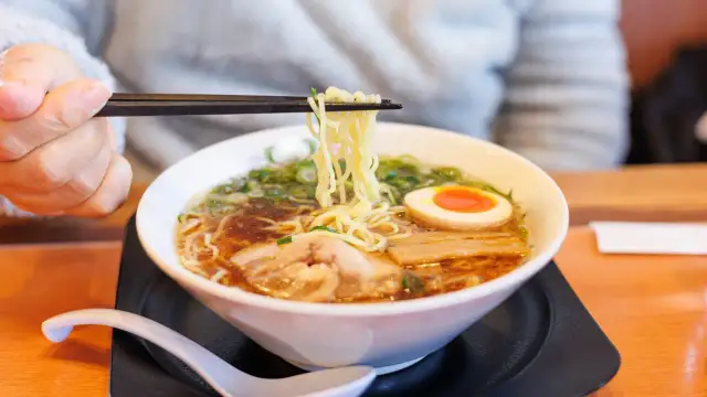 Jak zrobić ramen z zupki chińskiej? Proste triki na bogaty smak