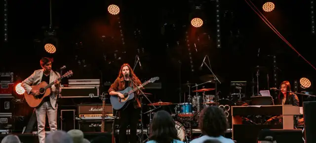 Zespół gra na scenie, wokalistka z gitarą, gitarzysta, klawiszowiec. To ich ostatnia nadzieja, tekst piosenki brzmi w powietrzu.