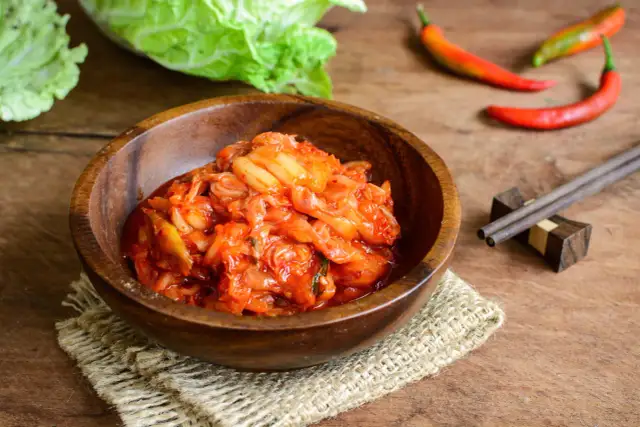 Jak smakuje kimchi? Odkryj niezwykłe smaki i różnorodność tej potrawy