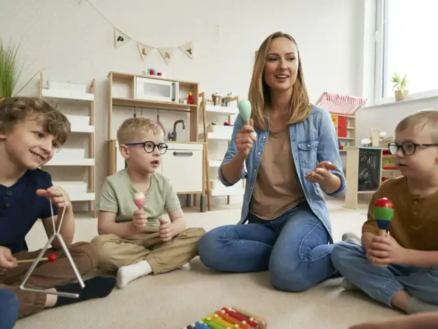 Zabawki muzyczne dla dzieci: Jak wybrać najlepsze i wspierać rozwój?