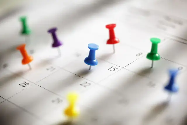 Kolorowe pinezki na kalendarzu zaznaczają ważne daty, np. imieniny Tymoteusza.