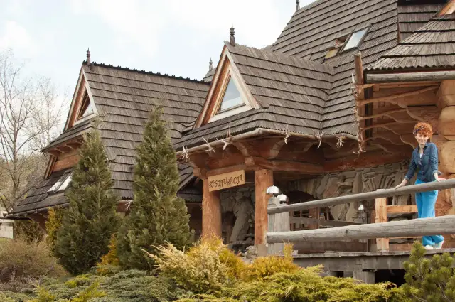 Szukasz miejsca, gdzie zjeść w Zakopanem? Ta stylowa restauracja w góralskim stylu zaprasza na pyszne jedzenie.