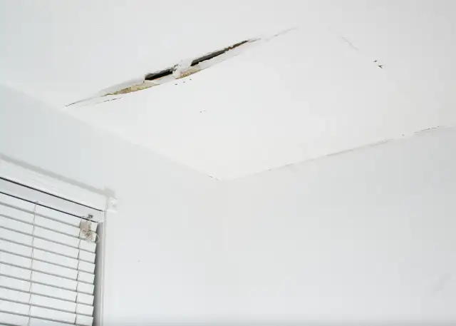 Strop trzeszczy? Pęknięcia na suficie: kiedy to zagrożenie?