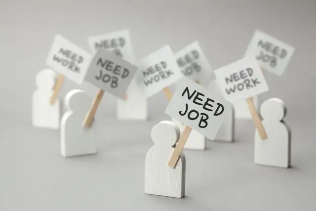 Figurki ludzi z transparentami "NEED JOB" i "NEED WORK". Dowiedz się, jak sprawdzić status bezrobotnego online.