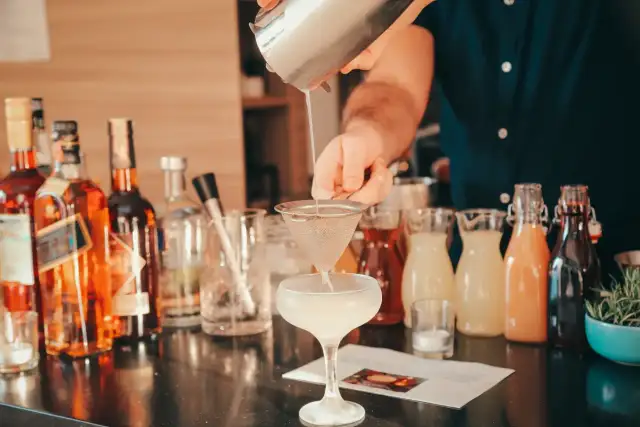 Czym barman miesza drinki? Wybierz shaker idealny dla Ciebie!