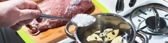 Czy wołowinę się soli? Oto jak solenie wpływa na smak mięsa