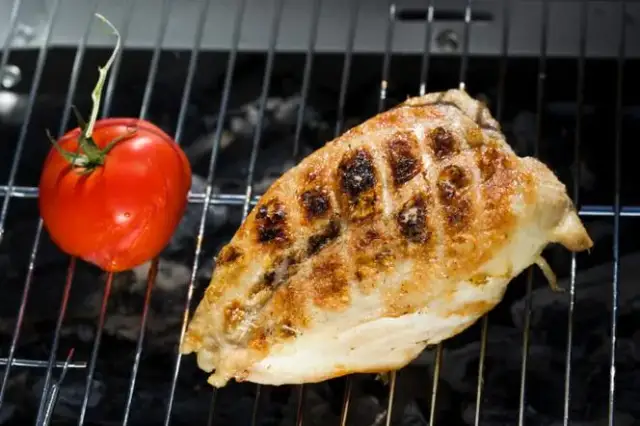 Ile grillować pierś z kurczaka na grillu elektrycznym, aby nie była sucha?