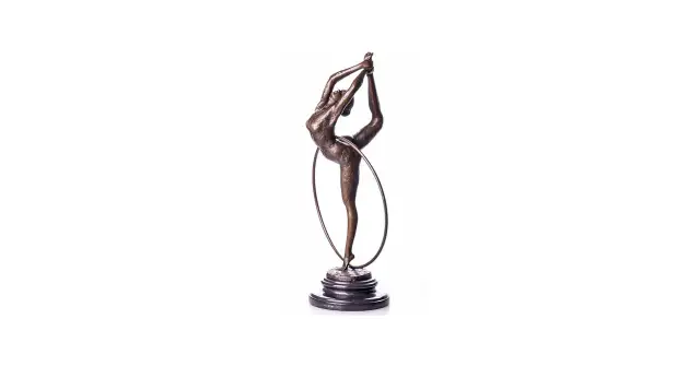 Bronzeskulptur einer Gymnastin mit Reifen auf Sockel.