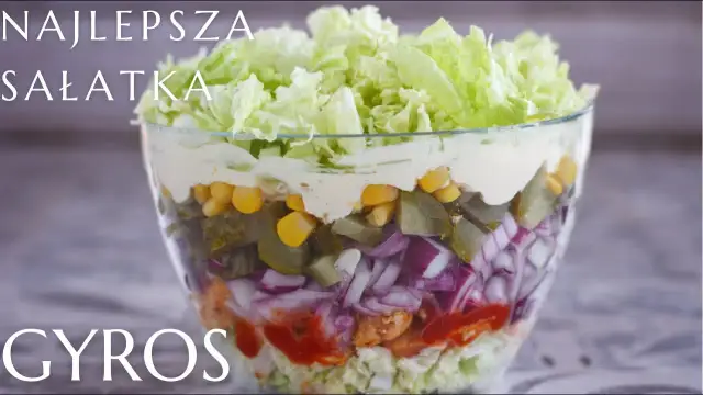 Jak perfekcyjnie układać warstwy w sałatce gyros – proste triki na idealną prezentację