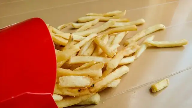 Ile kalorii mają małe frytki z McDonald's? Zaskakujące fakty o kaloriach