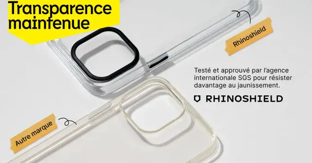 Deux coques transparentes, l'une de marque Rhinoshield, l'autre d'une autre marque, comparées pour leur résistance au jaunissement.