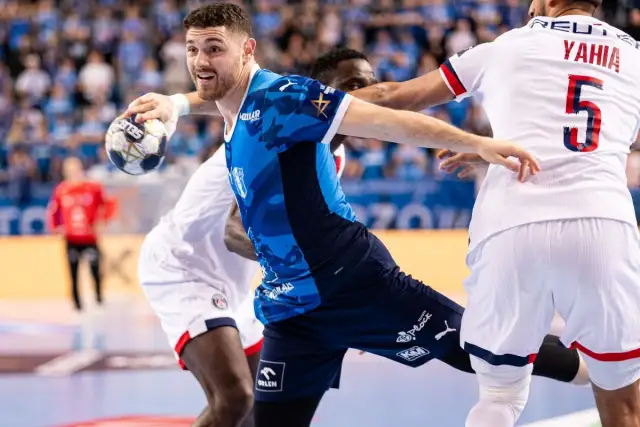 Piłkarz Wisły Płock w akcji przeciwko PSG. Zawodnik w niebieskiej koszulce z piłką w ręku, gotowy do rzutu.