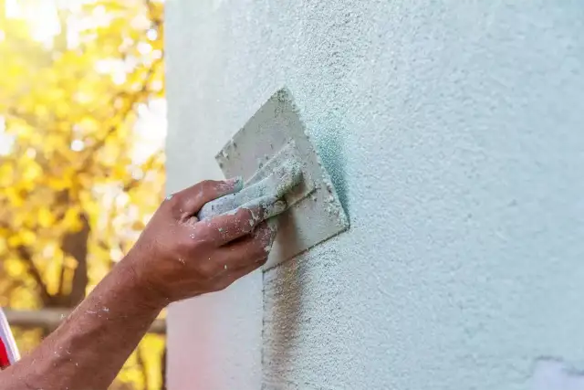 Unikaj błędów! Idealna temperatura tynkowania ścian zewnętrznych krok po kroku