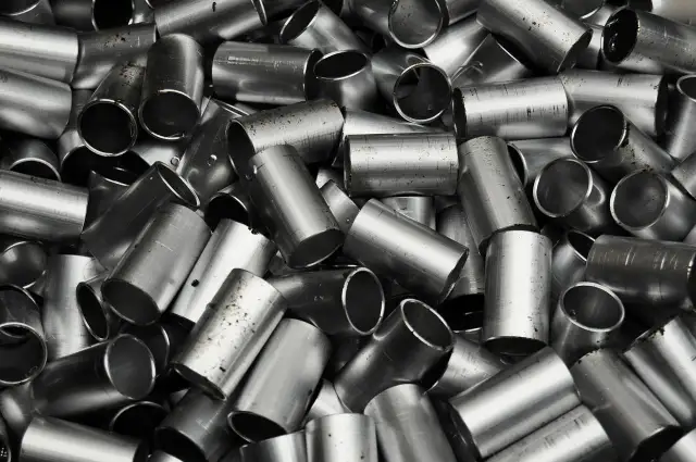 Stal nierdzewna, czyli inox, to materiał, z którego wykonano te metalowe rury.