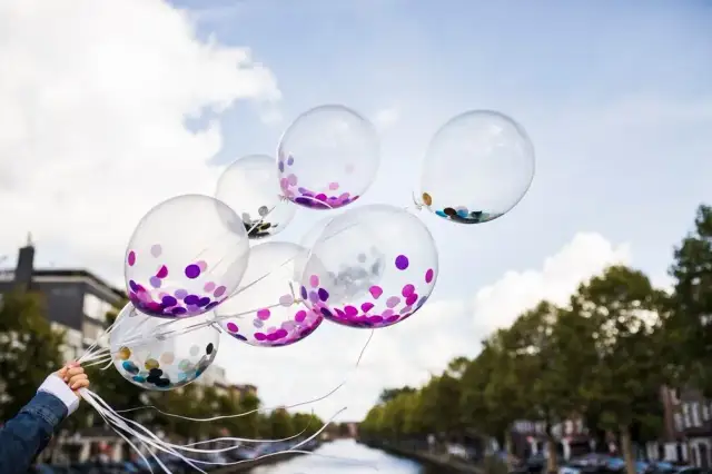 Ile wytrzyma balon z helem? Poradnik: Wybierz i przedłuż jego życie!