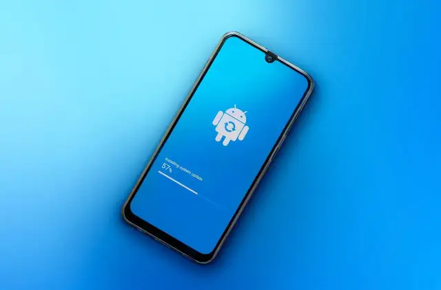 Un téléphone Android affiche l'installation d'une mise à jour système à 57%.