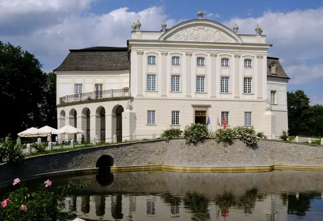 Pałac w Kurozwękach: fascynująca historia i niezwykłe atrakcje turystyczne