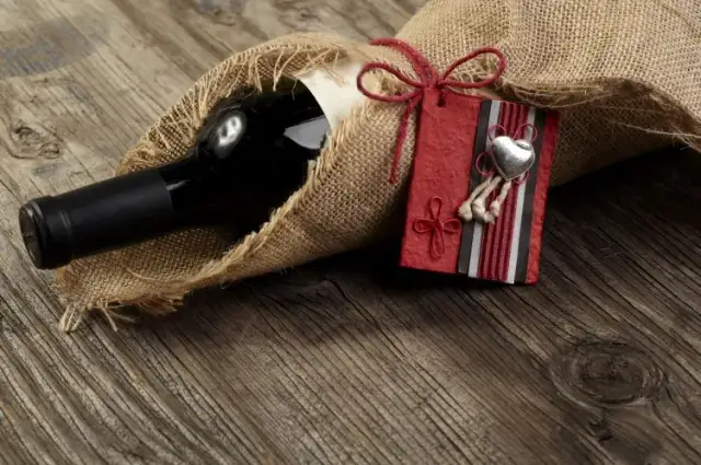 Jak zapakować wino na wesele - kreatywne pomysły na prezent