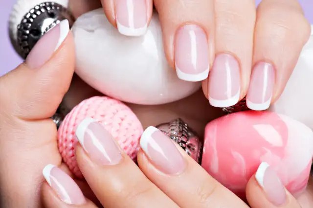Manicure french co to? Historia, technika i zalety stylizacji paznokci