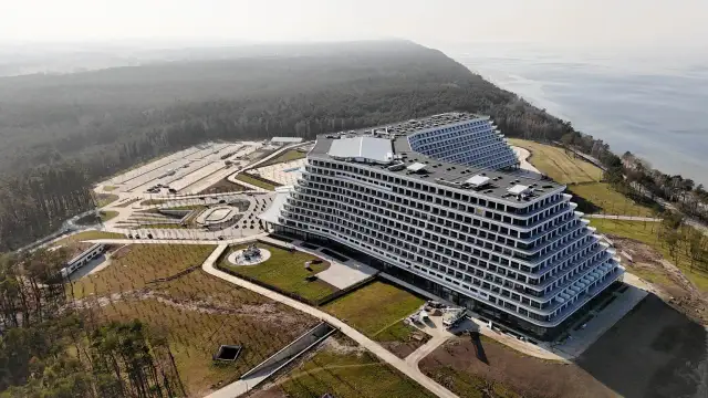 Nowoczesny hotel Gołębiewski w Pobierowie, zlokalizowany przy lesie i morzu, z widokiem na plażę.