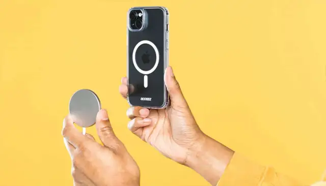 Découvrez magsafe c'est quoi : un chargeur rond magnétique se fixe à l'arrière d'un iPhone dans une coque transparente.