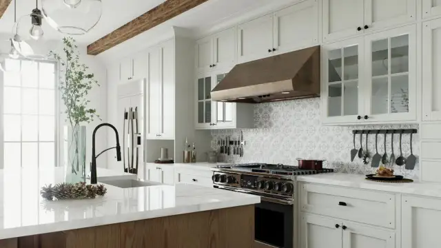 Cocinas elegantes con encimeras de mármol, campana de cobre y azulejos decorativos.