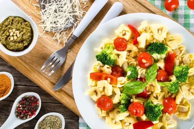 Jak zrobić sałatkę z tortellini, która zachwyci każdego gościa