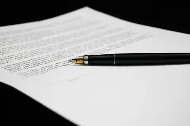 Czarny długopis na dokumencie. Zastanawiasz się, ile kosztuje umowa przedwstępna u notariusza?