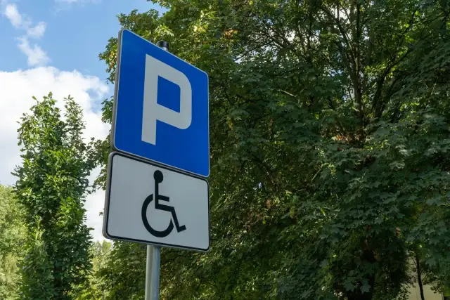 Znak parkingowy dla niepełnosprawnych. Wniosek o przedłużenie karty parkingowej dla osoby niepełnosprawnej jest ważny.