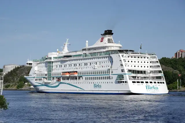 Duży biały prom "Birka Gotland" płynie po wodzie. To idealny środek transportu na podróż z Polski na Gotlandię.