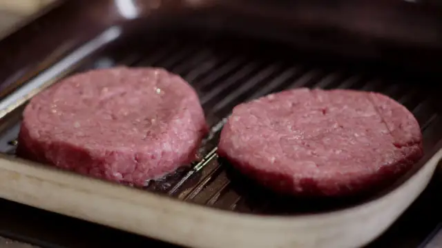 Jak długo smażyć burger wołowy z Biedronki, aby nie były suche?