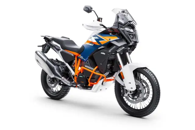 Pomarańczowo-niebieski motocykl KTM 1290 Super Adventure R gotowy na każdą wyprawę.