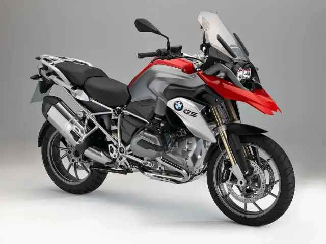BMW GS 1200, z czerwono-srebrnym malowaniem, gotowy na przygodę. Sprawdź jego dane techniczne!