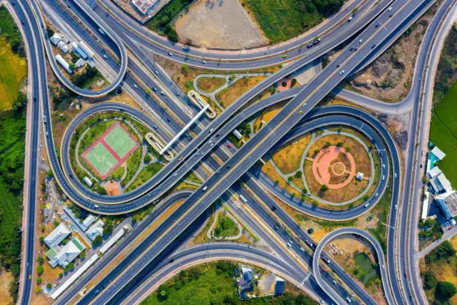 Autostrada vs ekspresówka: Co je dzieli? Prędkość, opłaty, znaki