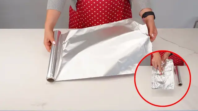 Na której stronie folii aluminiowej piec frytki, aby uniknąć przywierania?