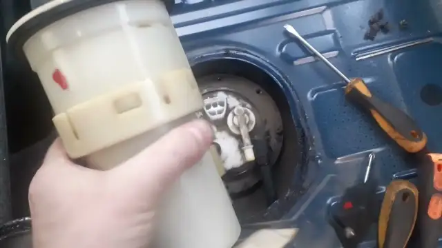 Gdzie jest pompa paliwa w Toyota RAV4? Lokalizacja i wymiana