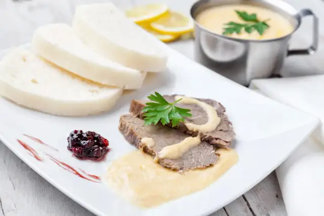 Jakie sosy do schabu? Odkryj pyszne przepisy na idealne dodatki